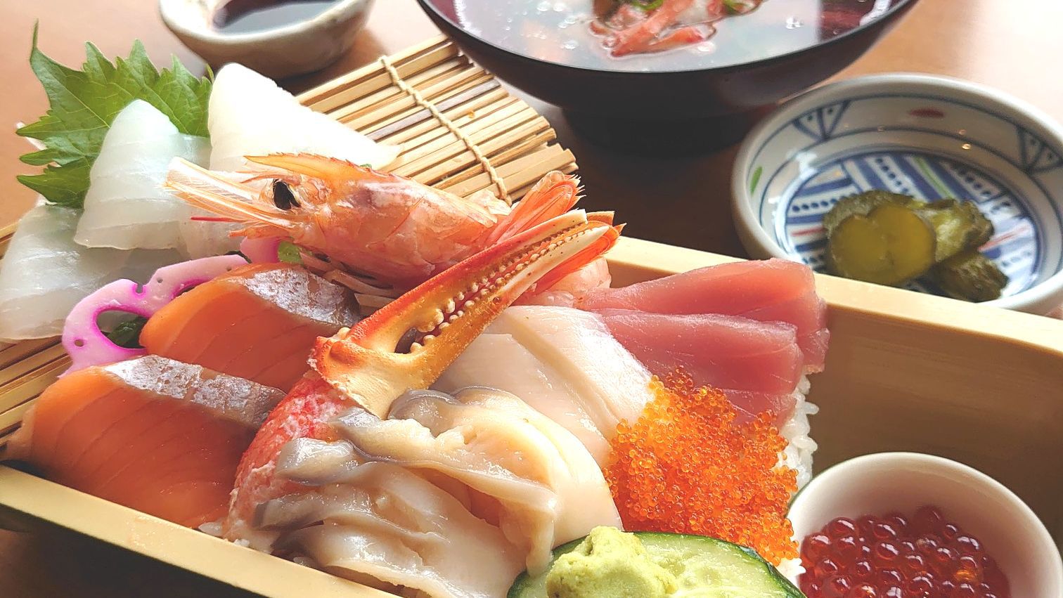 レストランメニュー：海鮮丼と三平汁（一例）