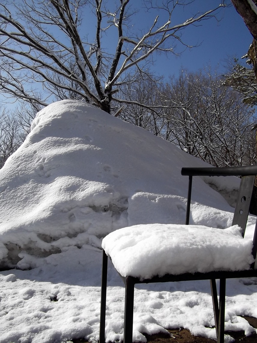 雪景色雪の積もる椅子