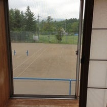 部屋から見えるテニスコート