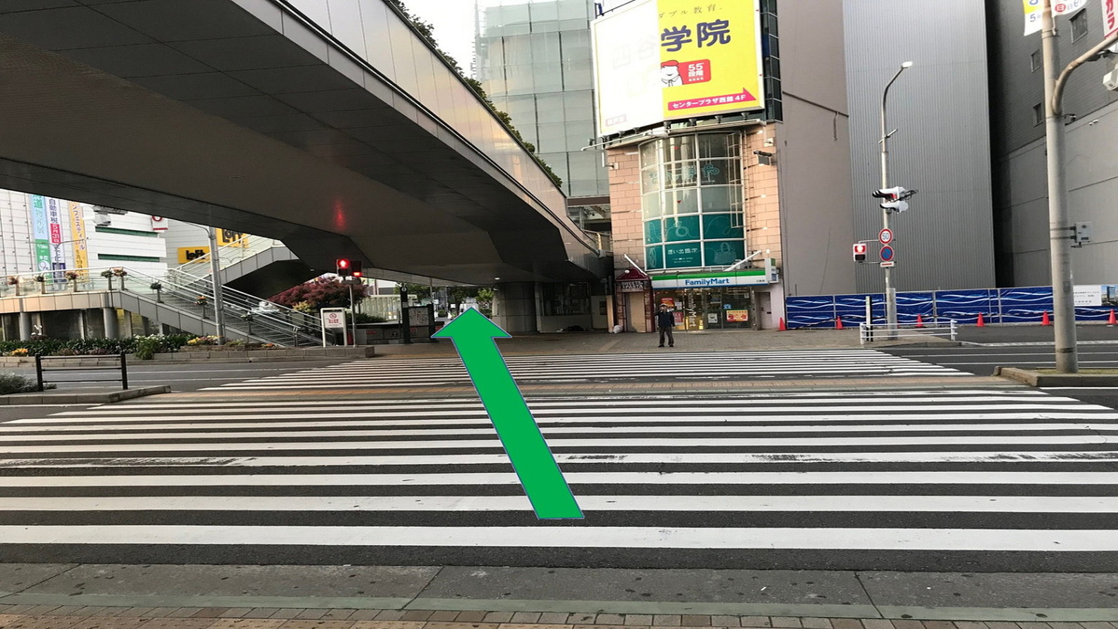阪急電車前歩道