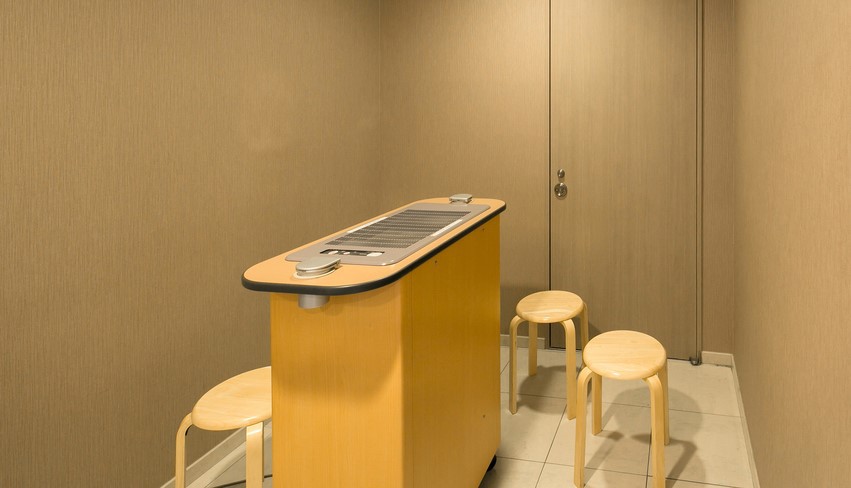 【 喫煙ブース （1F）】