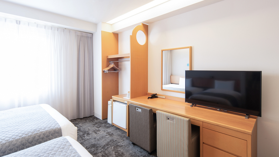 【 全室ワイドデスク 】ビジネスマンにも嬉しい！デスクワークに充分な広さ