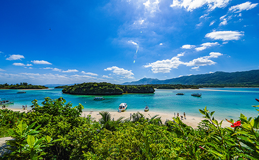 【川平湾】ホテルから車で25分〈沖縄随一の景色を誇る景勝地で日本百景にも選ばれています〉