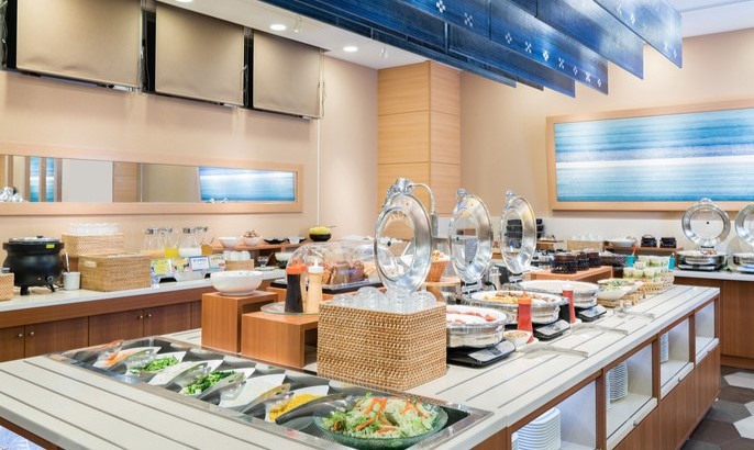 【 朝食ビュッフェ提供台 】沖縄メニュー以外にも和食・洋食の豊富なメニューをご用意。