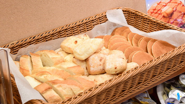 【 色々な種類のパンもご用意しております 】