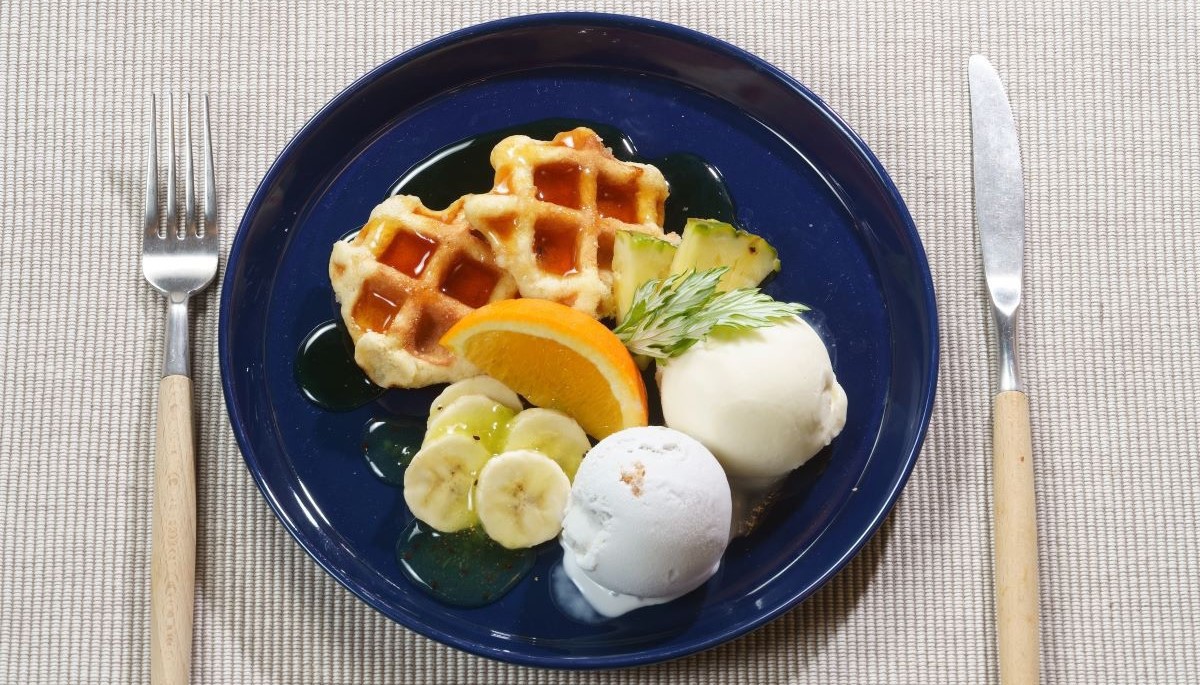 【 オリジナルスイーツ③ 】フルーツ&ワッフルにアイスをトッピング♪