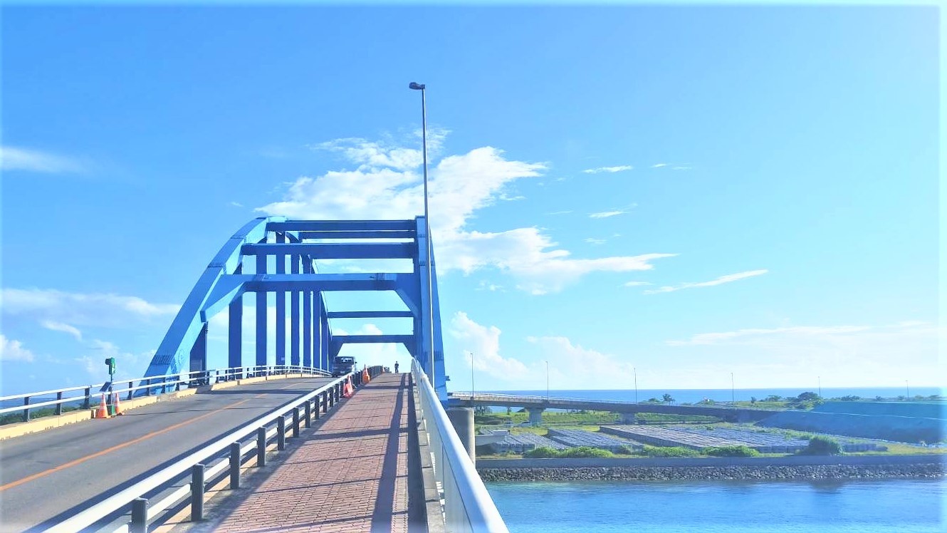 【サザンゲートブリッジ】ホテルから自転車で10分〈石垣市街と南ぬ浜町を結ぶ橋。夕日の名所〉