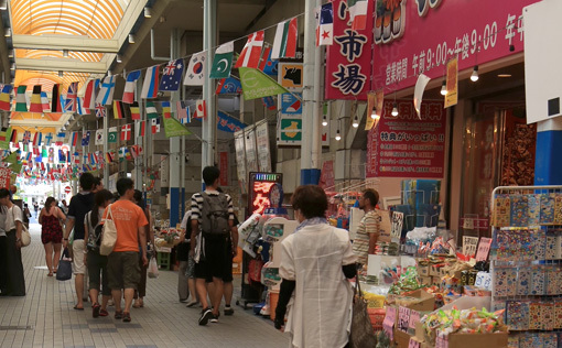 【公設市場 】ホテルから徒歩15分〈市内中心部にある歴史ある島の台所。精肉・鮮魚・お土産と幅広い〉