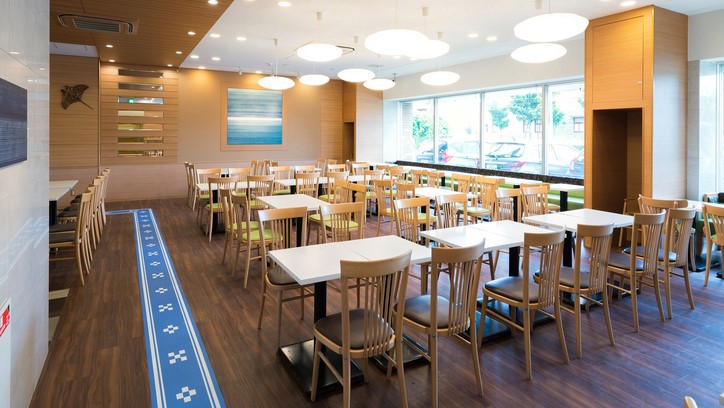 【 朝食会場 】床面のみんさー織柄を進んでいった先が提供台スタート位置となっています！