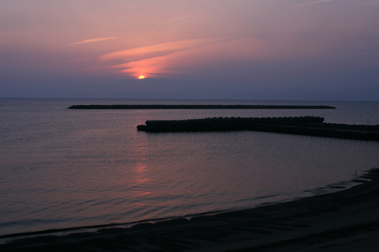 目の前の海岸から見える朝日