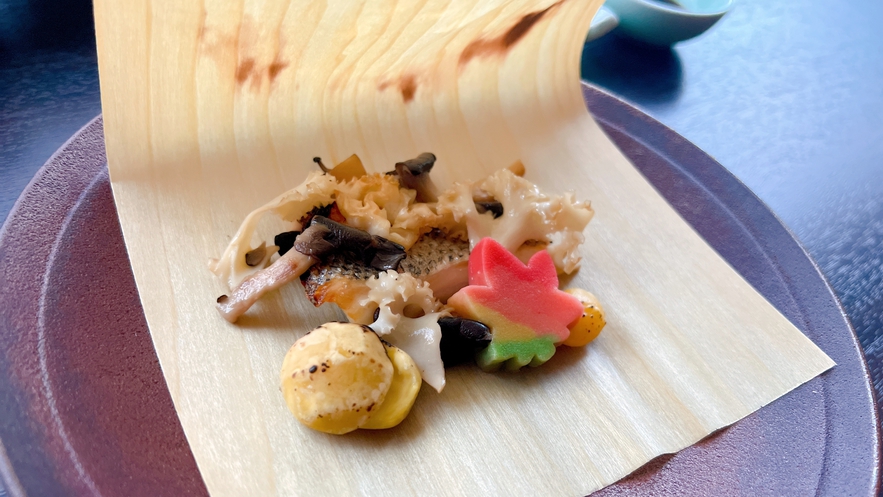 *【夕食一例/和食】焼物/スズキの塩焼き きのこ添え伊那産経木包み