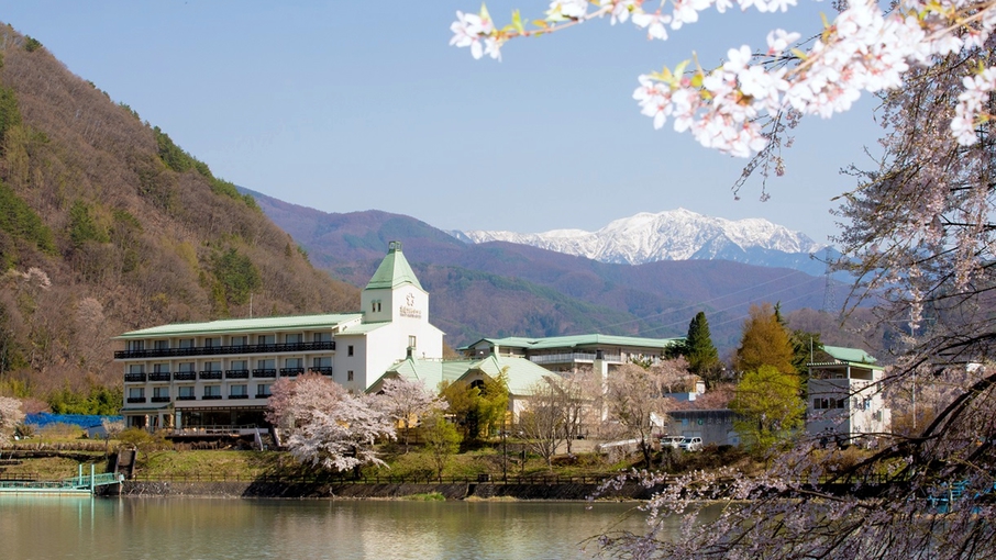 *【外観】桜と湖と南アルプス、桜の季節には息を呑む絶景が広がっております