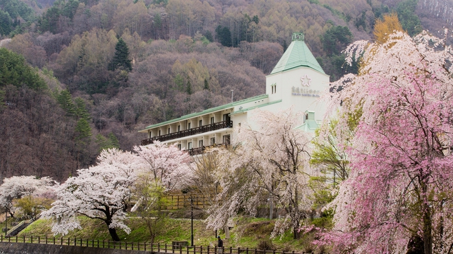 *【外観】春には淡紅色の花々が周囲を華やかに彩ります