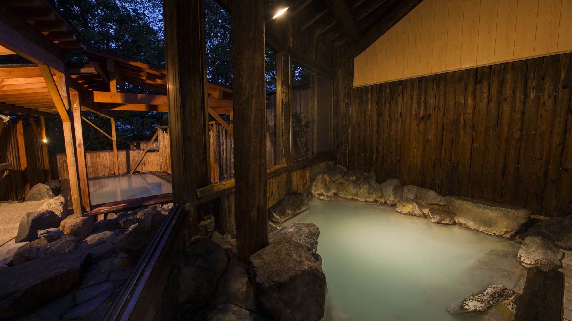 【岩風呂】夜の大浴場
