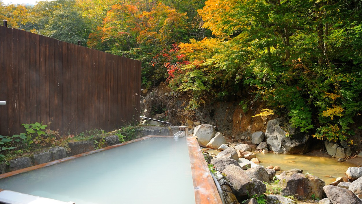 【桧露天風呂・秋】優しい肌触りが嬉しい、秋の桧露天風呂。宿泊者のみ貸切も可能