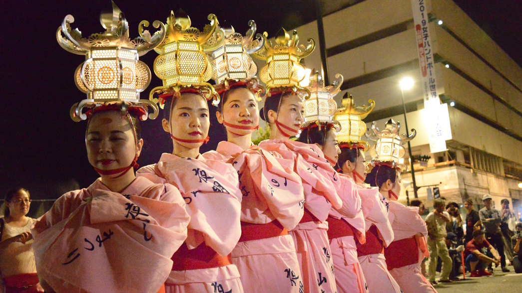 金灯篭を頭に掲げた踊り手たち。山鹿ならではの風景。