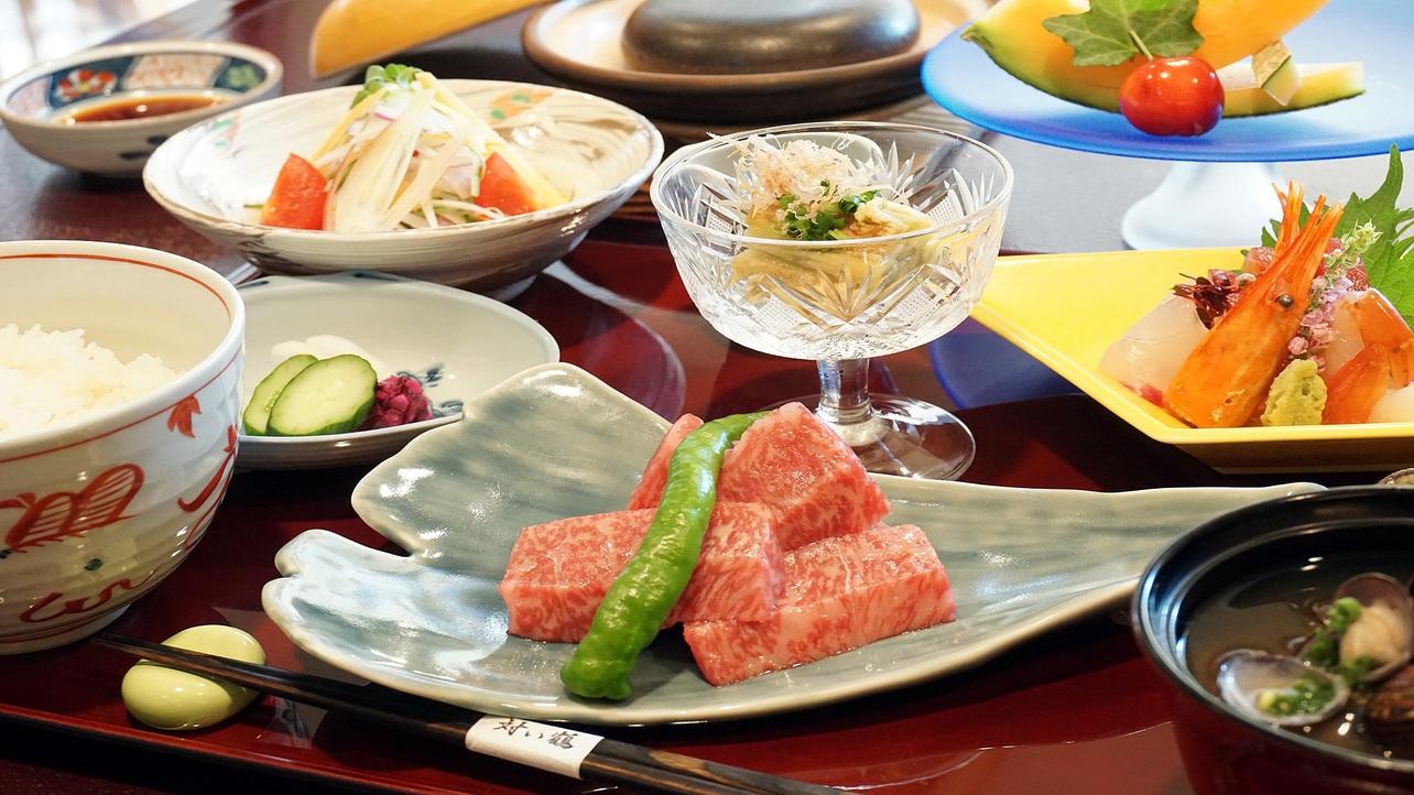 【日本料理対い鶴】いわてのブランド牛「前沢牛」を使用した石焼膳。とろりとした食感をお楽しみください