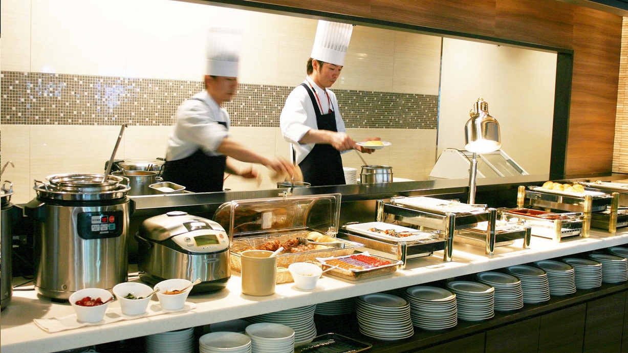 【朝食】2階「ジョバンニ」ライブキッチンからお届けする県産食材を中心とした和洋ブッフェ。