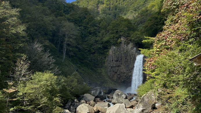 *【苗名滝】お車で約5分。日本の滝百選の一つ。駐車場から滝の展望台までは徒歩15分ほどです。