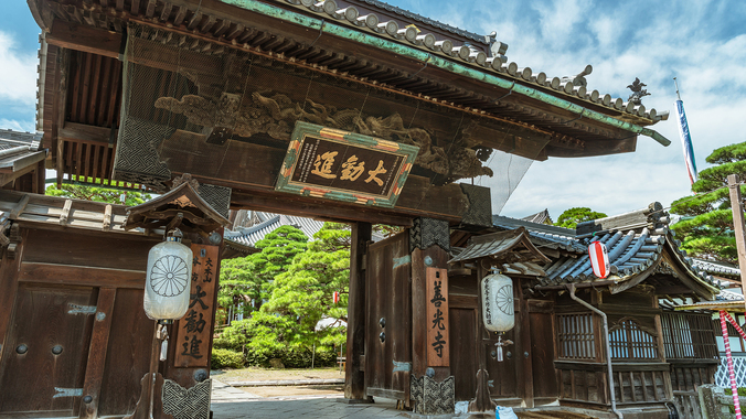 **【善光寺】真っ暗な回廊を通る「お戒壇巡り」は、善光寺ならではの体験です。お車約40分。