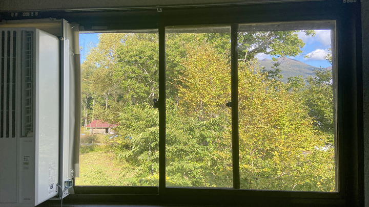*【客室一例】窓から見える景色は四季折々、毎日変わります。いつ見ても飽きがきません。