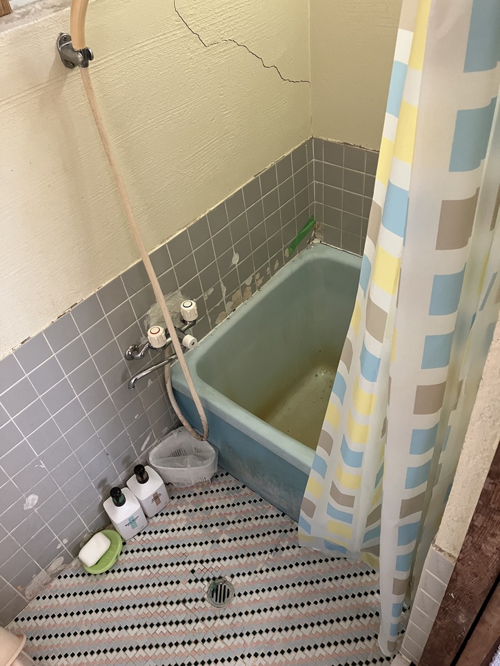 旧館1階１K、古い狭い風呂（シャワー室）