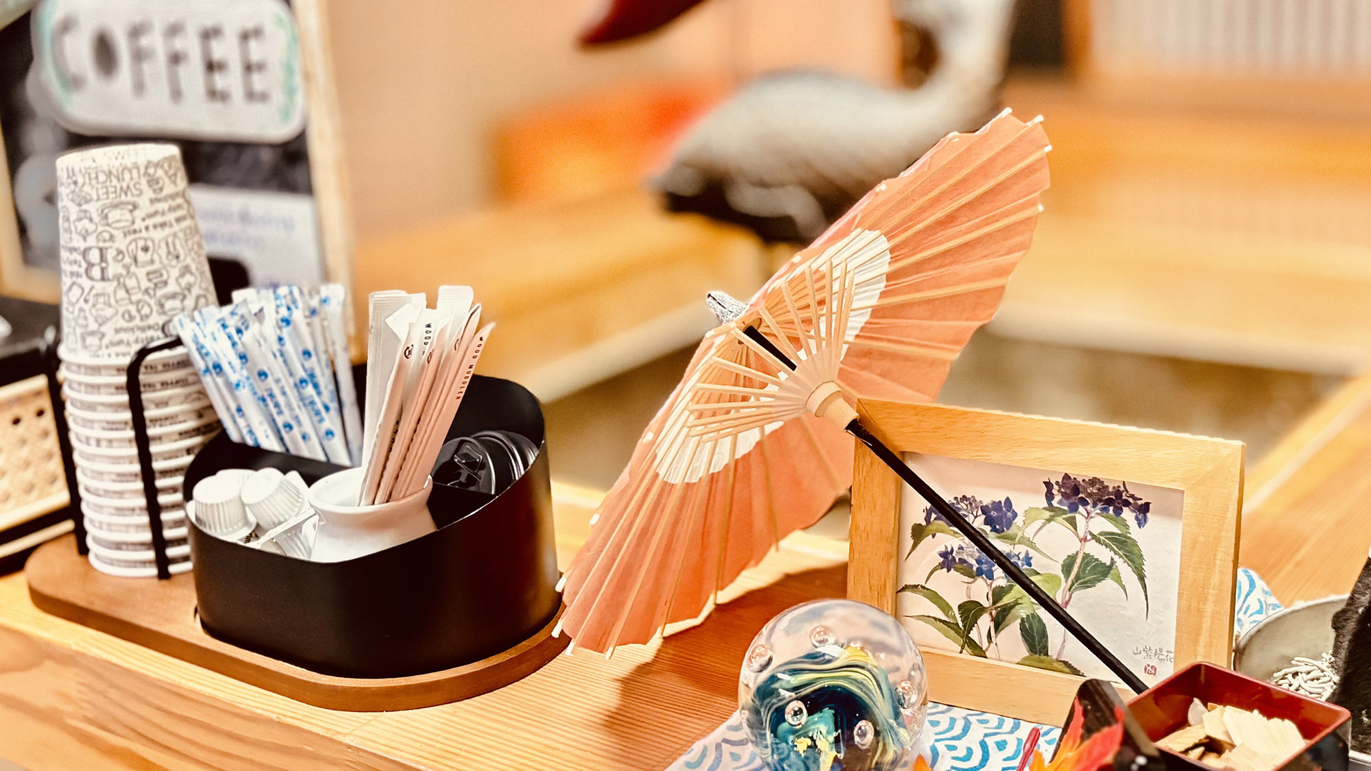 ・【内観】可愛らしい小物が目を惹く空間。コーヒーを飲んでお寛ぎください