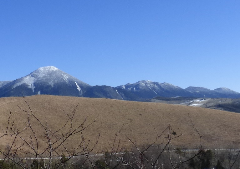 客室からの窓辺の景色、蓼科山・北横岳・縞枯山の美しい山容