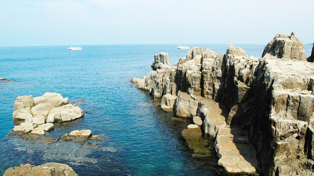 海食によって海岸の岩肌が削られ、高さ約25メートルの岩壁が続く『東尋坊』