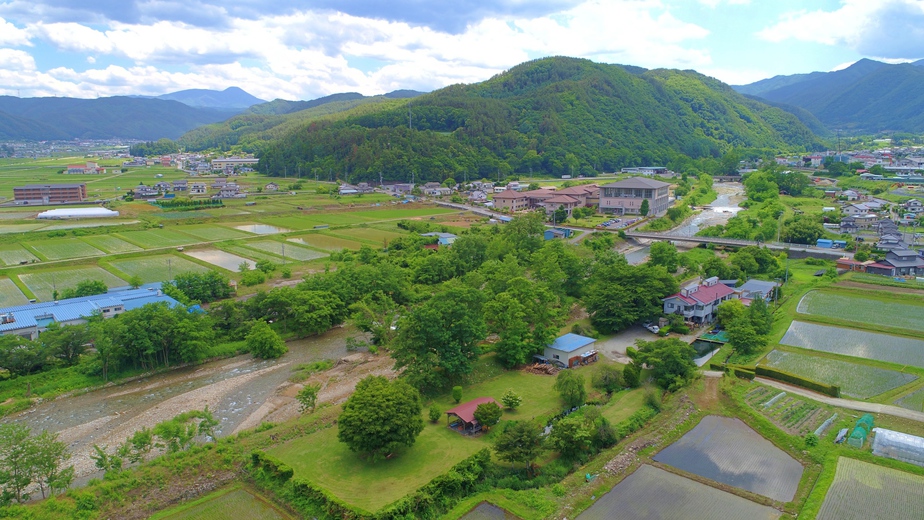 【外観】山々に囲まれた清流のほとりにあるツーリスト美乃和