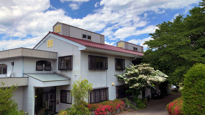 【外観】美しい山々と田んぼ、自然豊かなところにあります