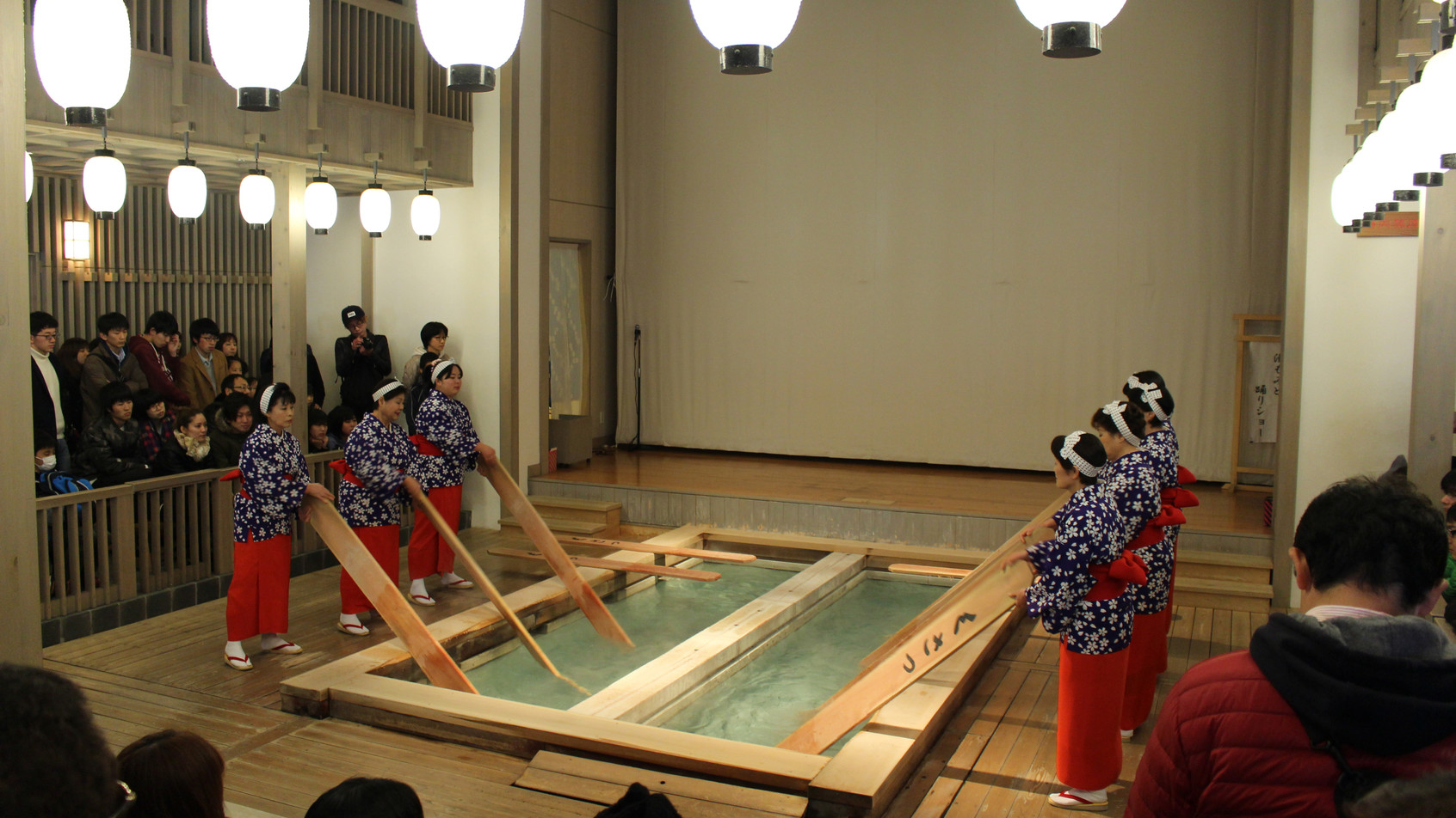  熱の湯では草津の伝統湯もみを行っております。(【観覧料金】大人600円・小学生300円）