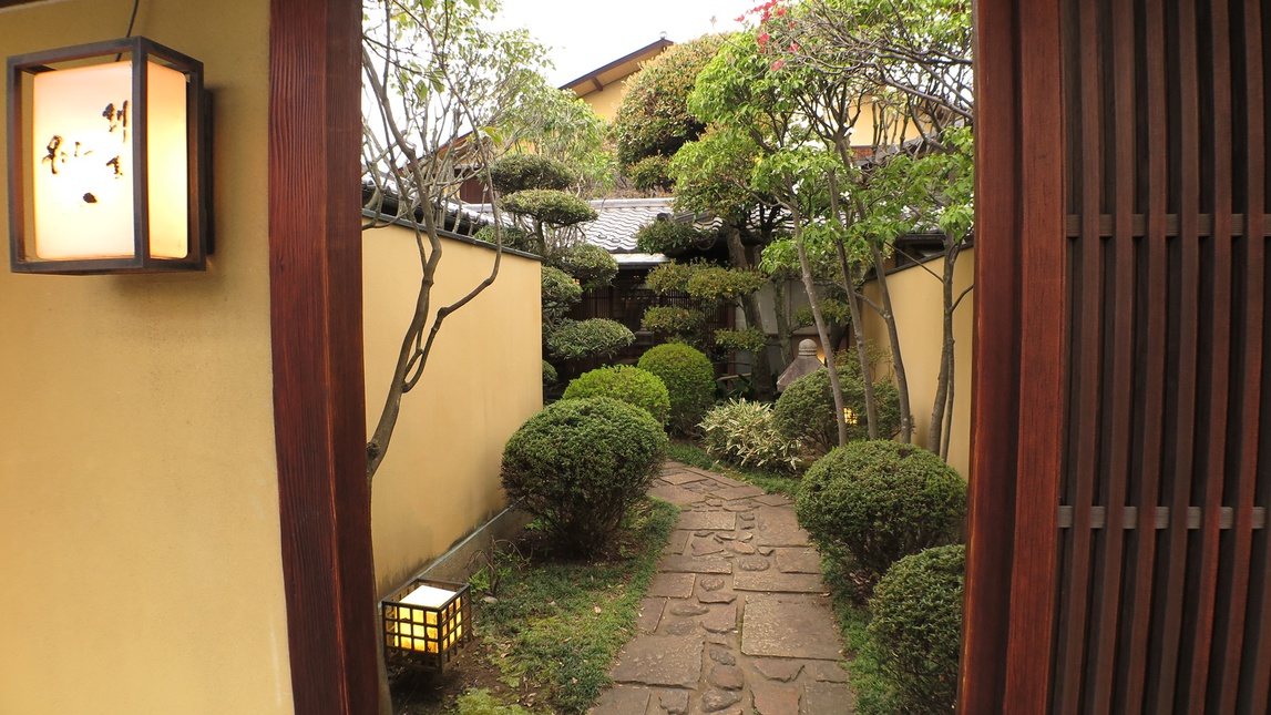 *【外観】数寄屋造りの割烹旅館。家庭的なおもてなしで、お客様をお迎えいたします。