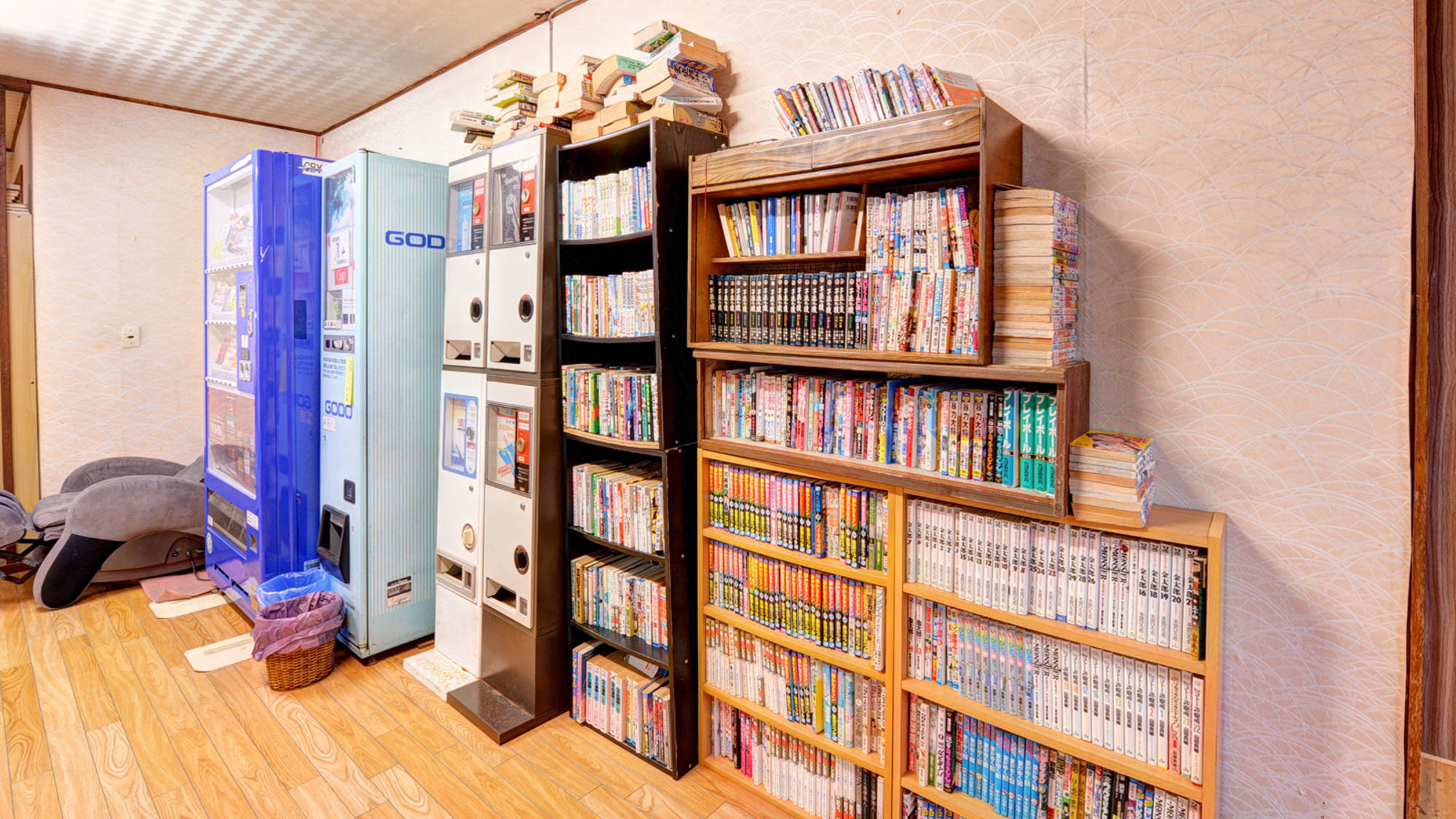 *漫画（数百冊！）、自動販売機、マッサージチェア、などなど、ご自由にお寛ぎ下さい。