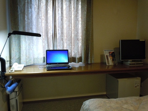 ビジネスに最適な広いデスク（電気スタンド付）