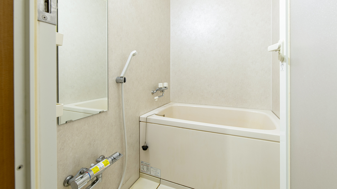 *客室一例（10畳バストイレ付）／周囲を気にせず入れるお風呂をお部屋にご用意。