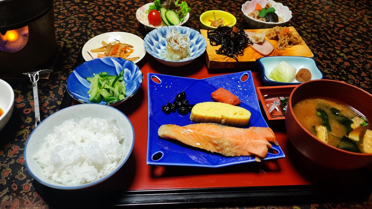 *健康的な和朝食の朝ごはん 一日を元気にスタート！（お食事一例）