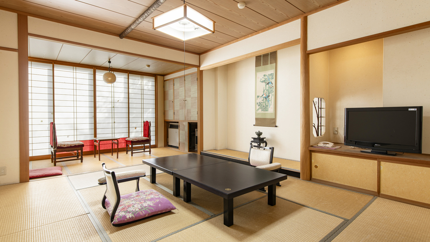 *客室一例（10畳バストイレ付）／風情漂う装飾に、心も身体もゆったりリラックス
