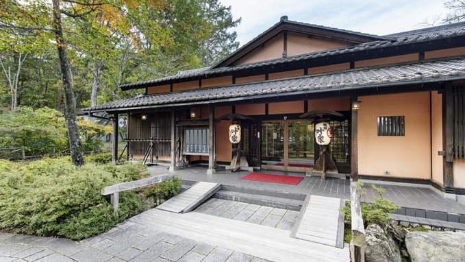 *外観／提灯や瓦葺の屋根が日本らしさを感じさせる純和風旅館