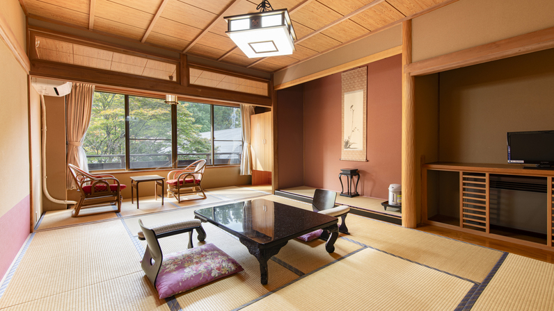 *客室一例（10畳トイレ付）／風情漂う装飾に、心も身体もゆったりリラックス