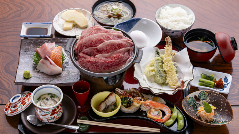 *夕食一例／和食のおもてなし。旬の味覚や地元産の食材を使ったお料理が並びます