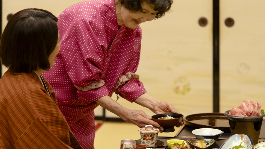 *スタッフ／お部屋やお料理の案内でご不明な点があればお知らせください。