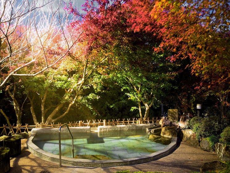 紅葉時の「叶えの湯」（11月下旬〜12月上旬）