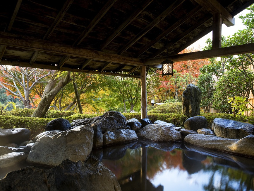 紅葉時の「願いの湯」（11月下旬〜12月上旬）