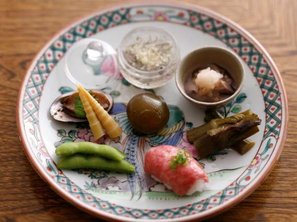 ⑥季節の八寸盛り：飛騨牛のにぎりや山菜など旬の味をお楽しみいただけます（一例）