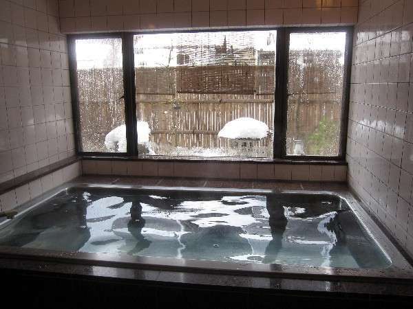 雪景色の中庭を眺めながらの貸切風呂…いい湯です！