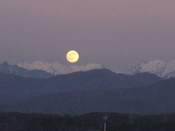 ⑥絶景かな！槍ヶ岳・穂高連峰と満月のお月さま（2009.12.2夕方4：45）
