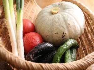 ①料理に使用する野菜は契約農家から採れたてが届きます。（一例）