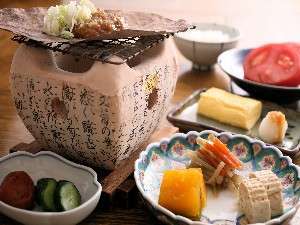 ⑫朝食には炭火で焼く朴葉味噌や、出し巻き玉子、飛騨の郷土料理が並びます（一例）