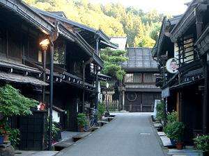 ②『古い町並み』は当館より、車で約７分。観光のあとは、おいしい食事をお楽しみください。